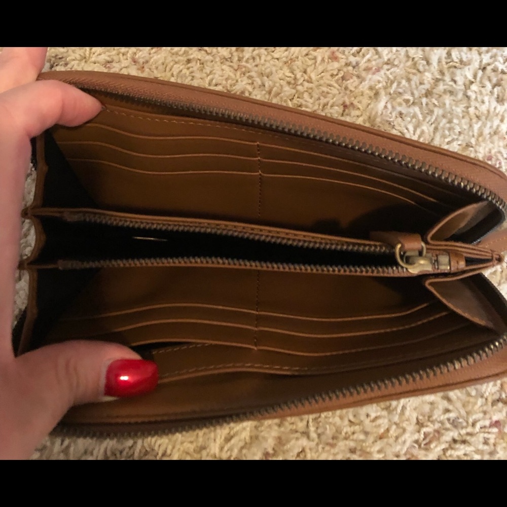 🔥NEW PRICE DROP🔥 Beautiful leather Burberry wallet - Picture 3 of 3